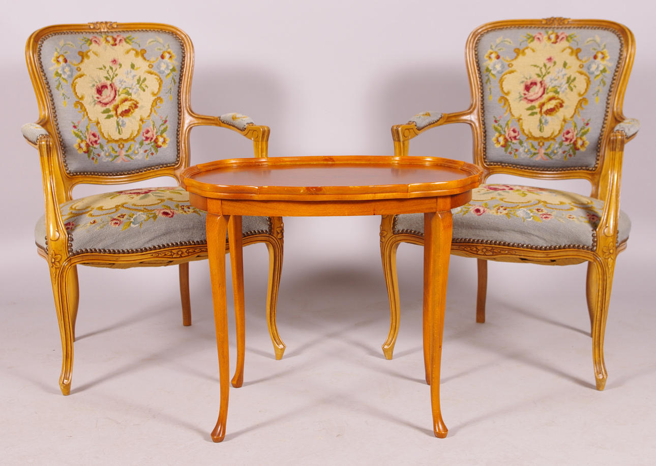 1 PAR KARMSTOLAR SAMT BORD, rokokostil, 1900-tal.