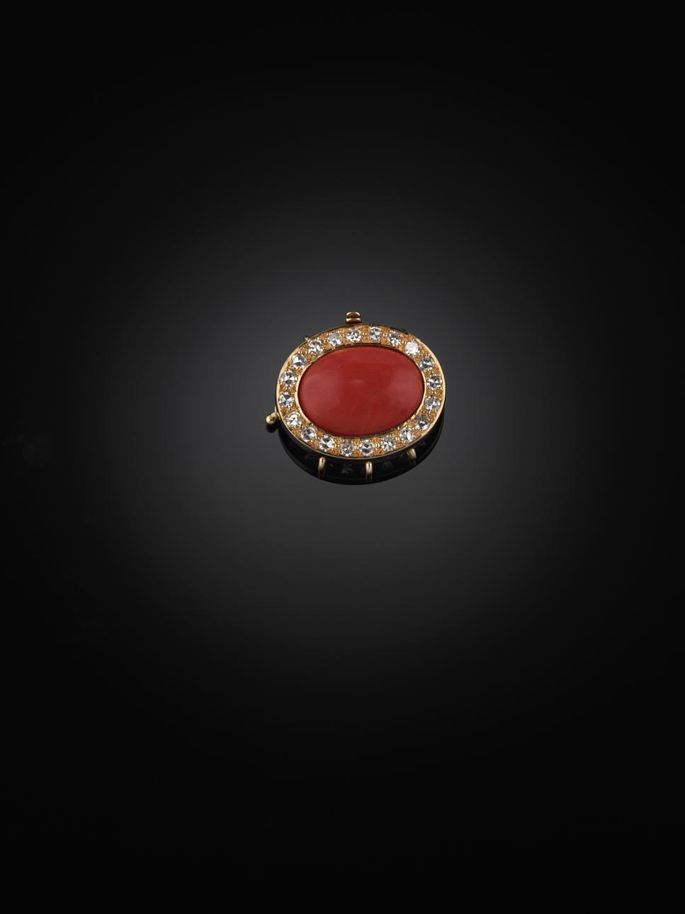 COLLIERLÅS, 18 kt guld i karmosémodell med korall och 20 små diamanter 8/8. Låset är avsett för tre rader.