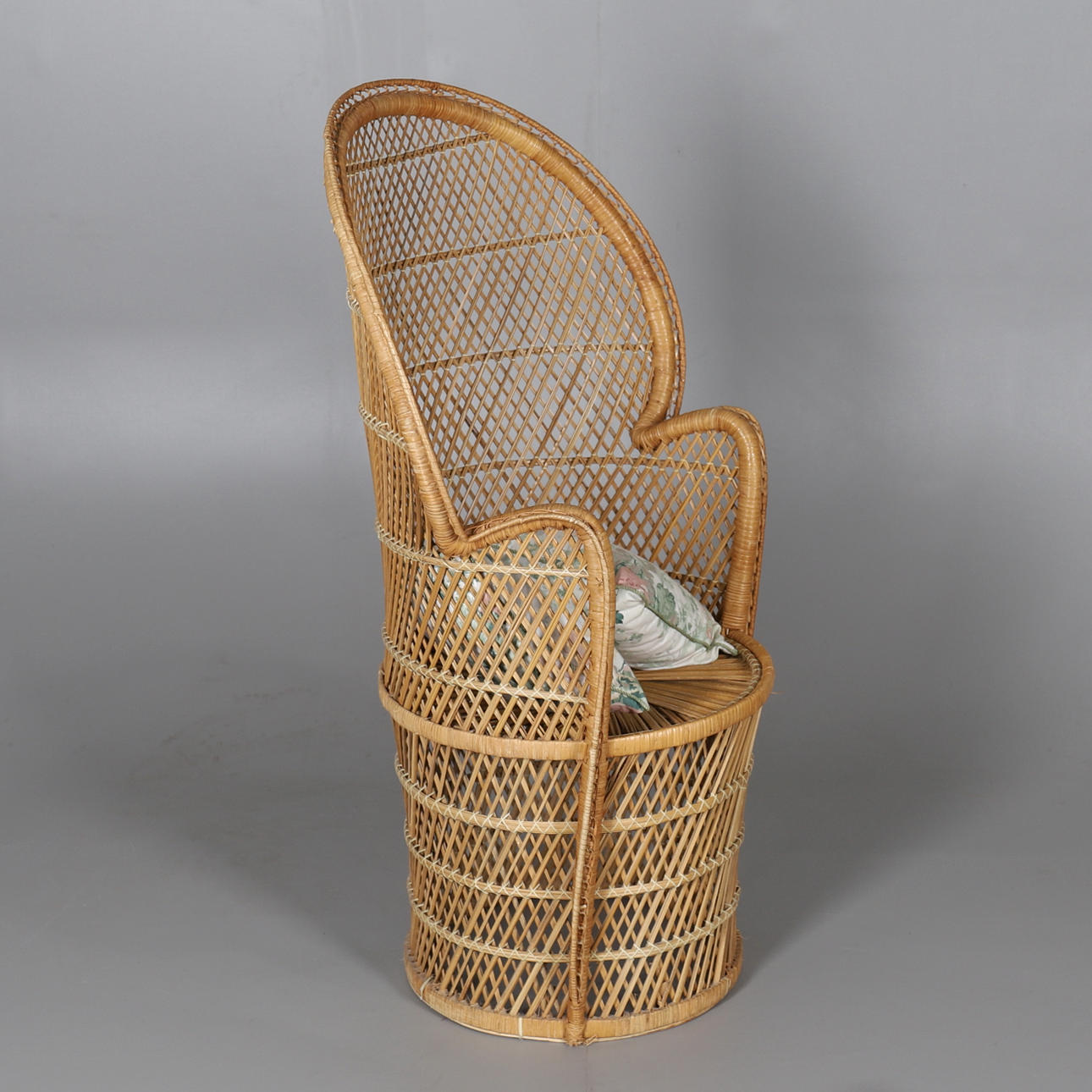 EN VÄVD SPLIT CANE PEACOCK STOL.