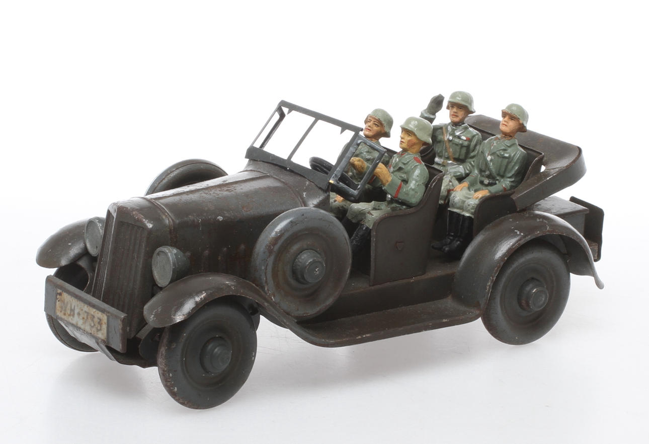 HAUSSER / ELASTOLIN KÜBELWAGEN 733 ½,, variant med plåthjul utan urverk. Med besättning.