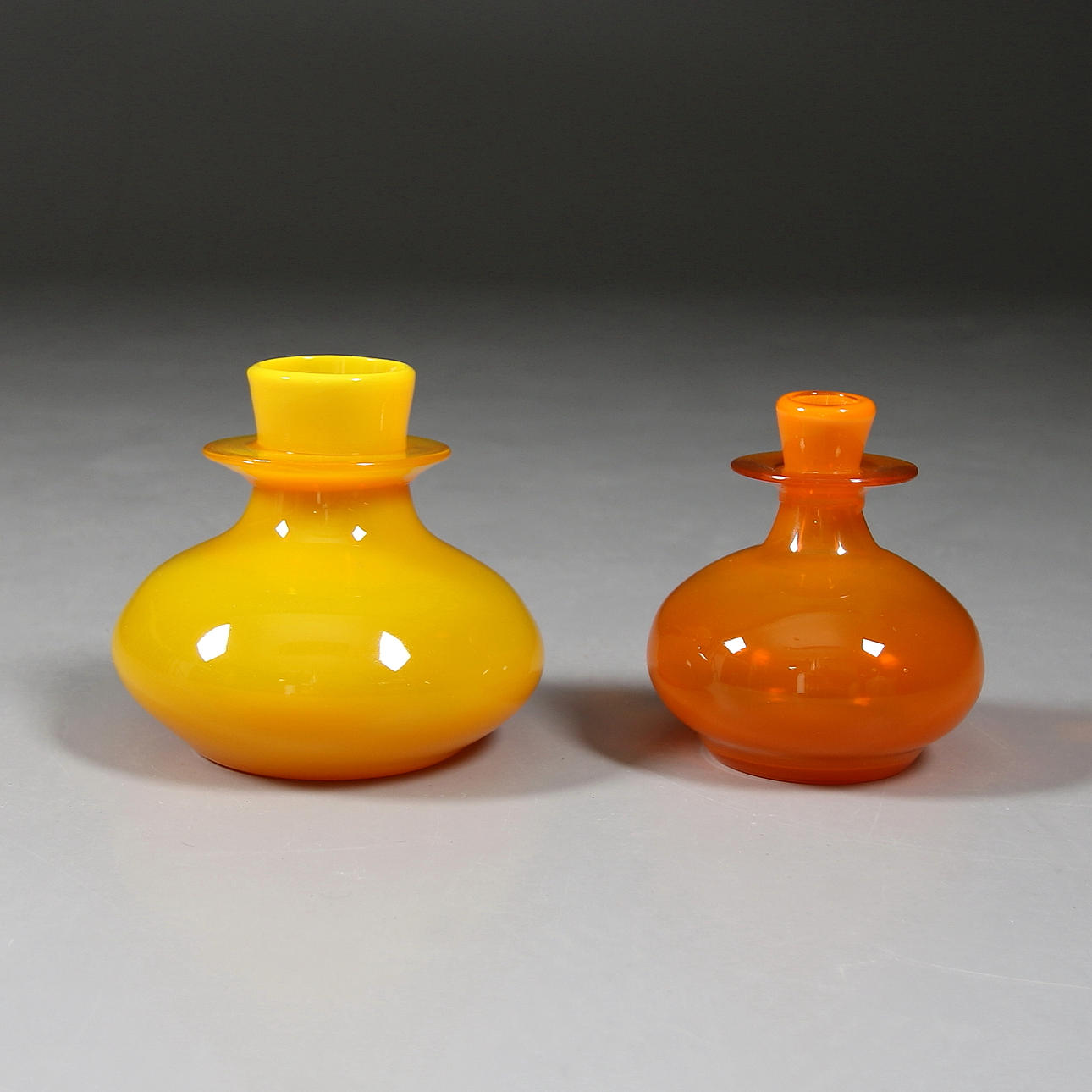 VASER, 2 st, glas, Erik Höglund, signerade, 1900-talets andra hälft.