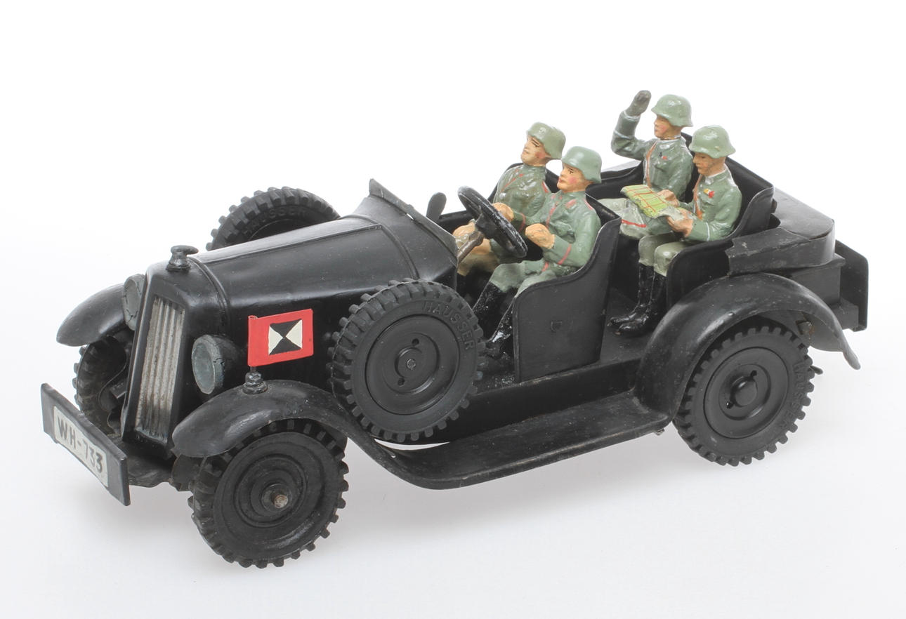 HAUSSER / ELASTOLIN KÜBELWAGEN 733 ½,, variant med gummihjul och urverk. Med besättning.