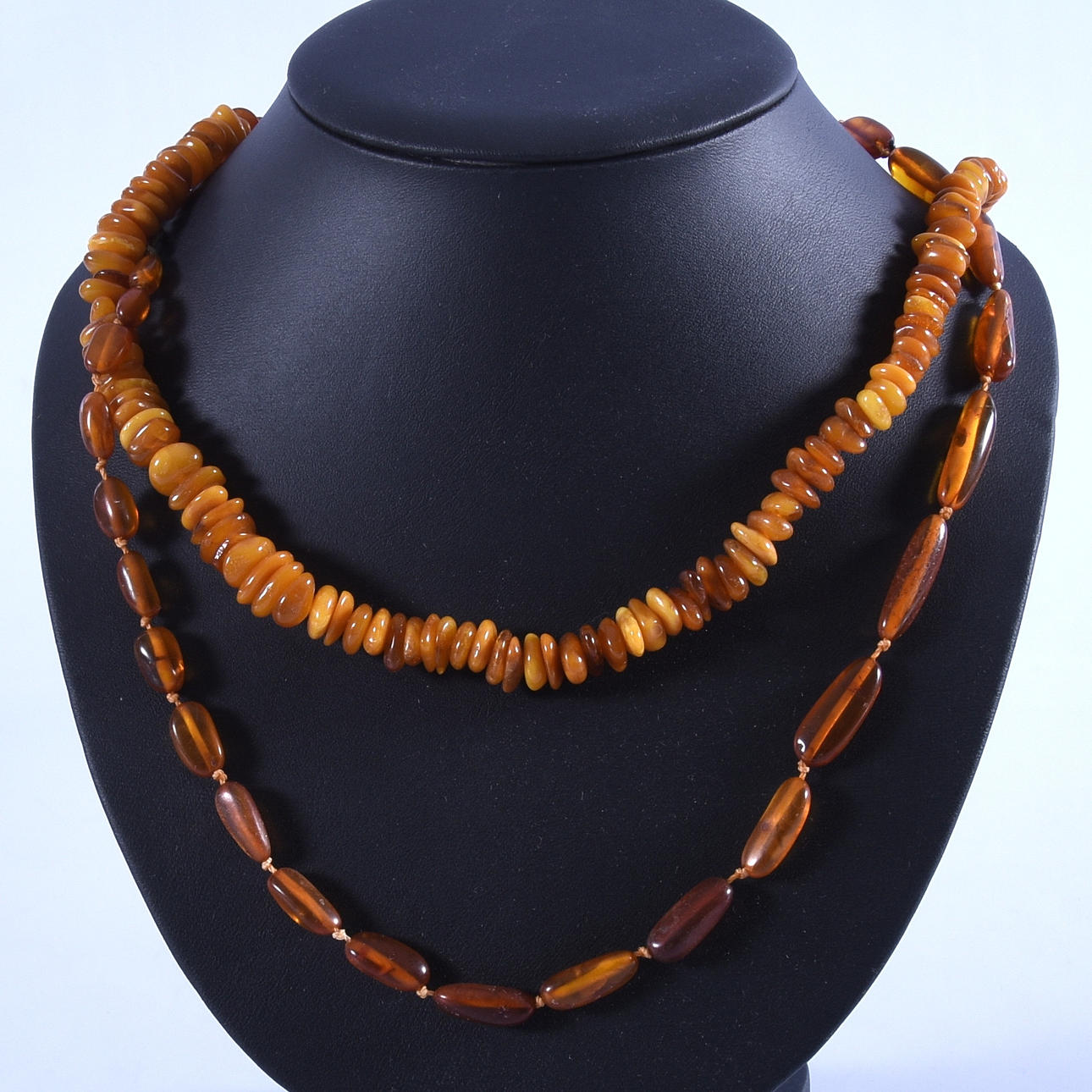 HALSCOLLIER, 2-stycken, polerad bärnsten.