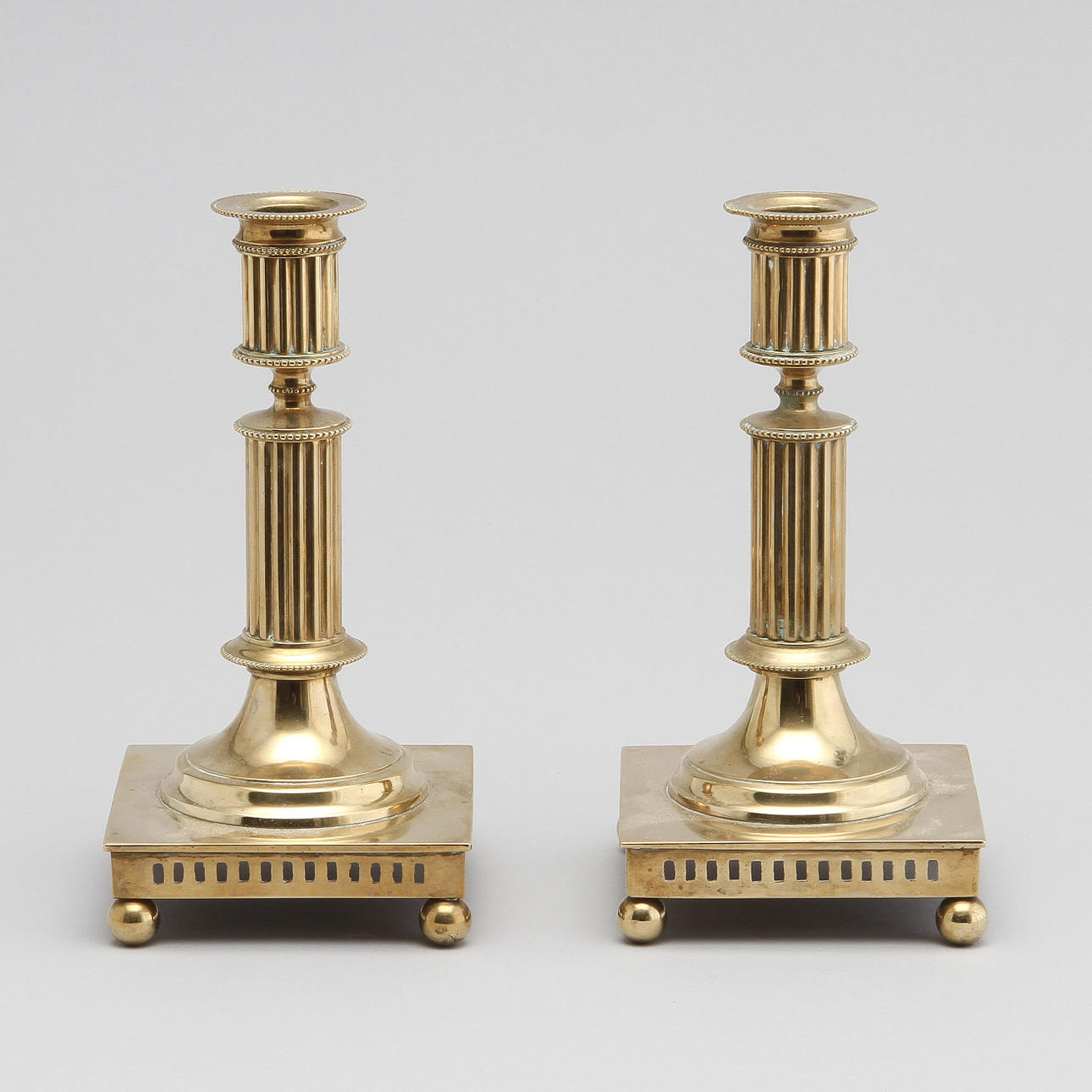 LJUSSTAKAR, ett par, mässing, Ferdinand Lundquist, Göteborg.