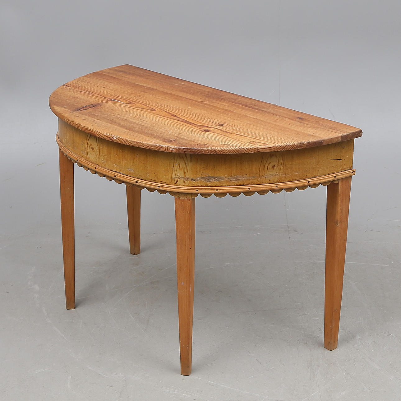 MESA MEDIA LUNA, madera, fin de siglo 1900.