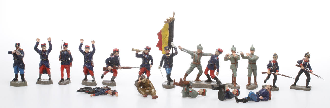 ELASTOLIN 17 stycken tyska, belgiska och franska soldater. 10 cm serien. Cirka 1920-tal.