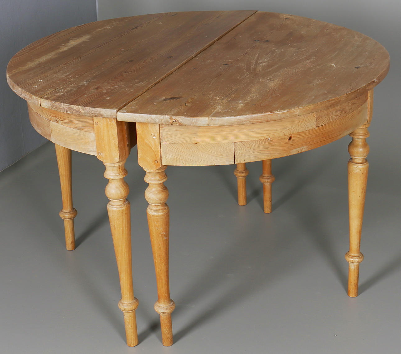 ALLMOGEBORD (2). Avlutade, 1800-talets senare del.