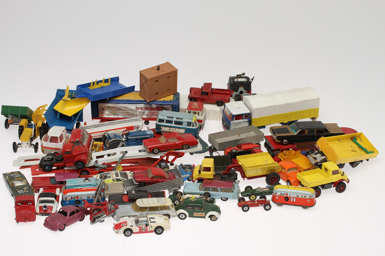 MODELLBILAR mest 1:43, DINKY, CORGI med flera.