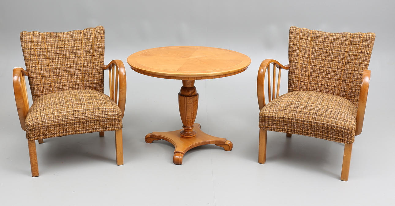 2 FÅTÖLJER SAMT BORD, 1900-talets första hälft.