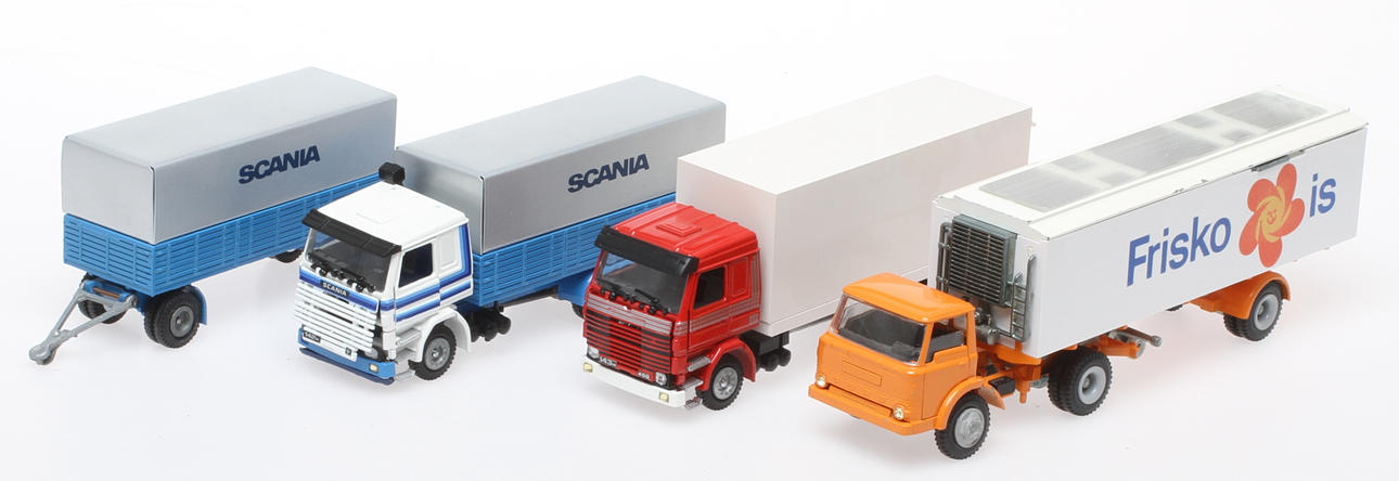 TEKNO 3 lastbilar, en med trailer och en med semitrailer.