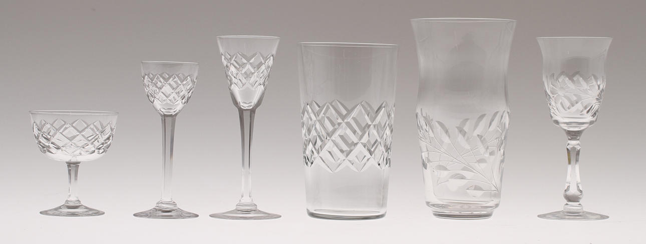 PARTI GLASSERVISDELAR, ca 47 delar, två olika modeller.