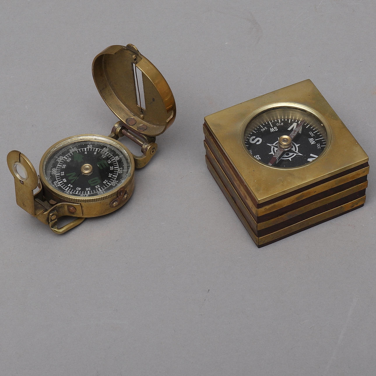 COMPASES, 2 piezas, latón/madera.