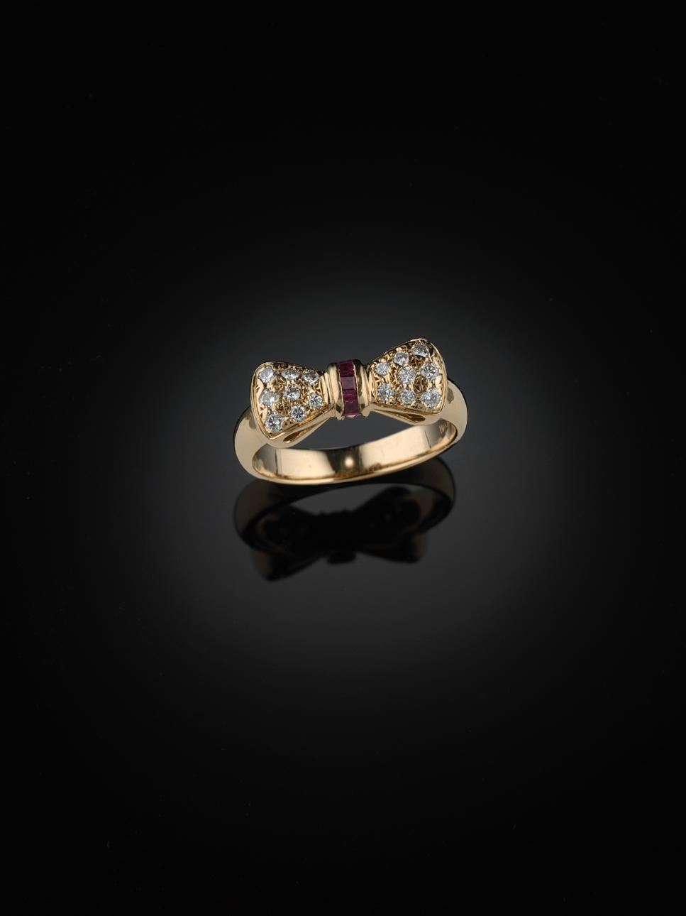 RING, 18 kt guld med briljanter 0.50 ct och carréslipade rubiner 0.15 ct, vikter enligt gravyr. Stämplad WAB (WA Bolin).