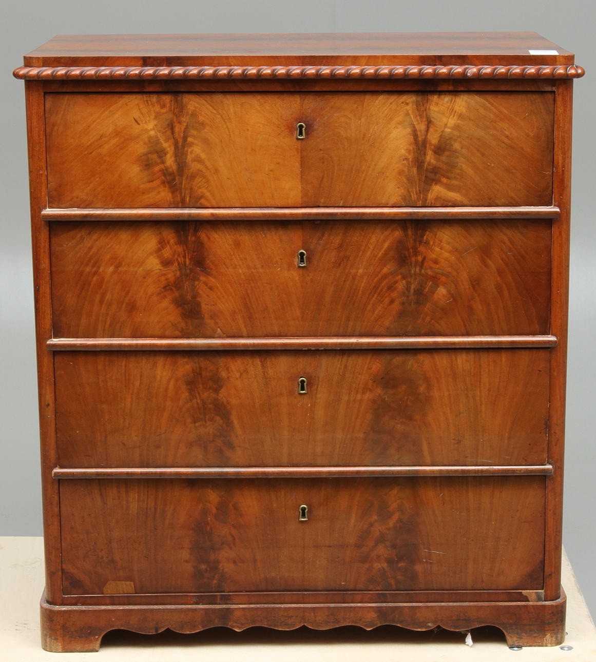 BYRÅ med 4 lådor, 1800-tal.