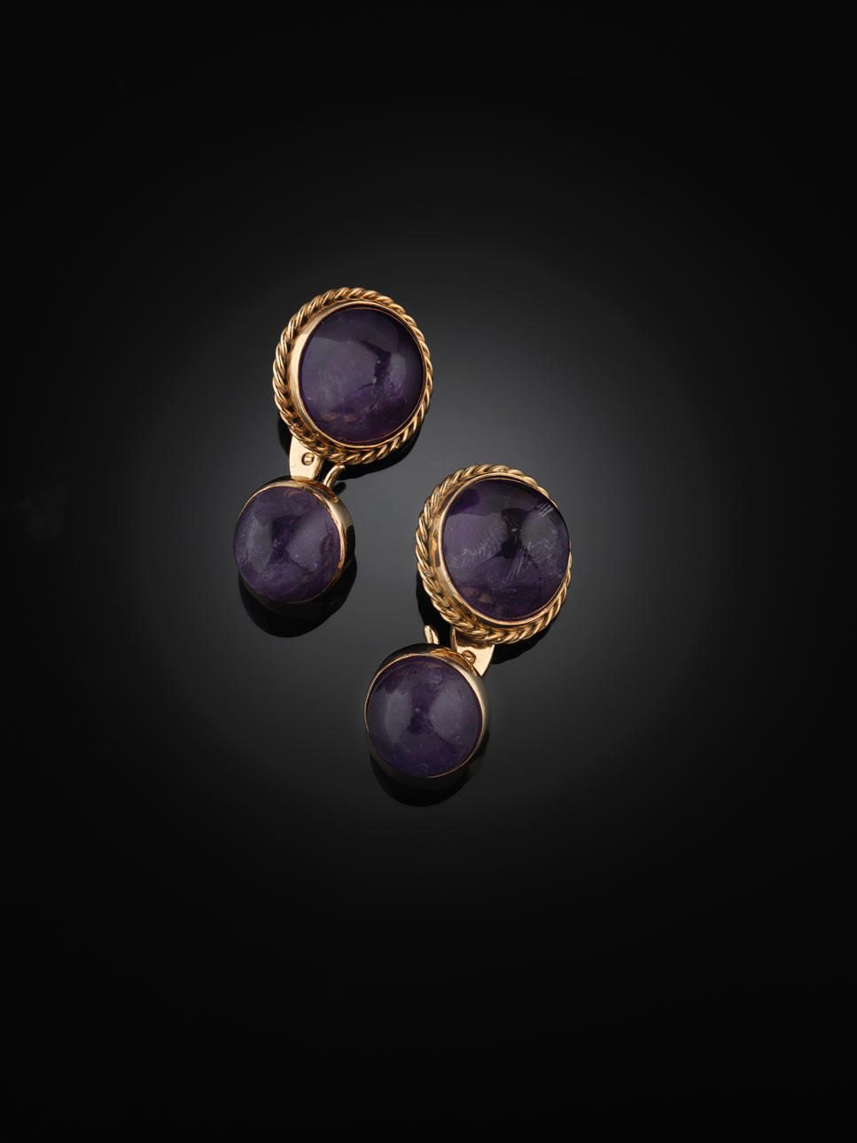 ETT PAR MANSCHETTKNAPPAR, 18 kt guld med 4 cabochonslipade ametister (två stenar är något lösa i sina fattningar).