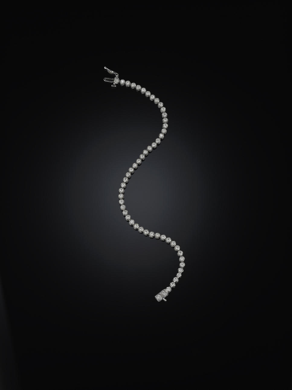 RIVIÈREARMBAND, 14 kt vitguld, med 53 briljanter 2 ct, enligt gravyr.