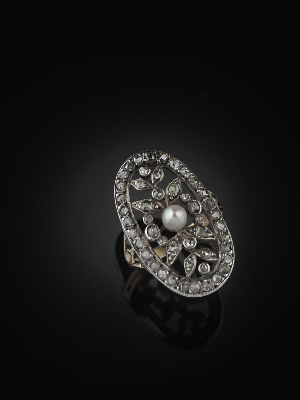 RING, 18 kt guld och silver med små gammalslipade diamanter, rosenstenar (några stenar skadade) och en liten pärla.