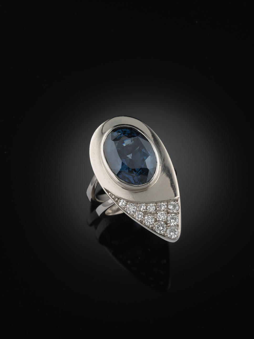 RING, 18 kt vitguld med en blå spinell 8 ct, enligt uppgift, gammalslipade och modernt slipade briljanter samt diamanter 8/8 ca 0.35 ct.