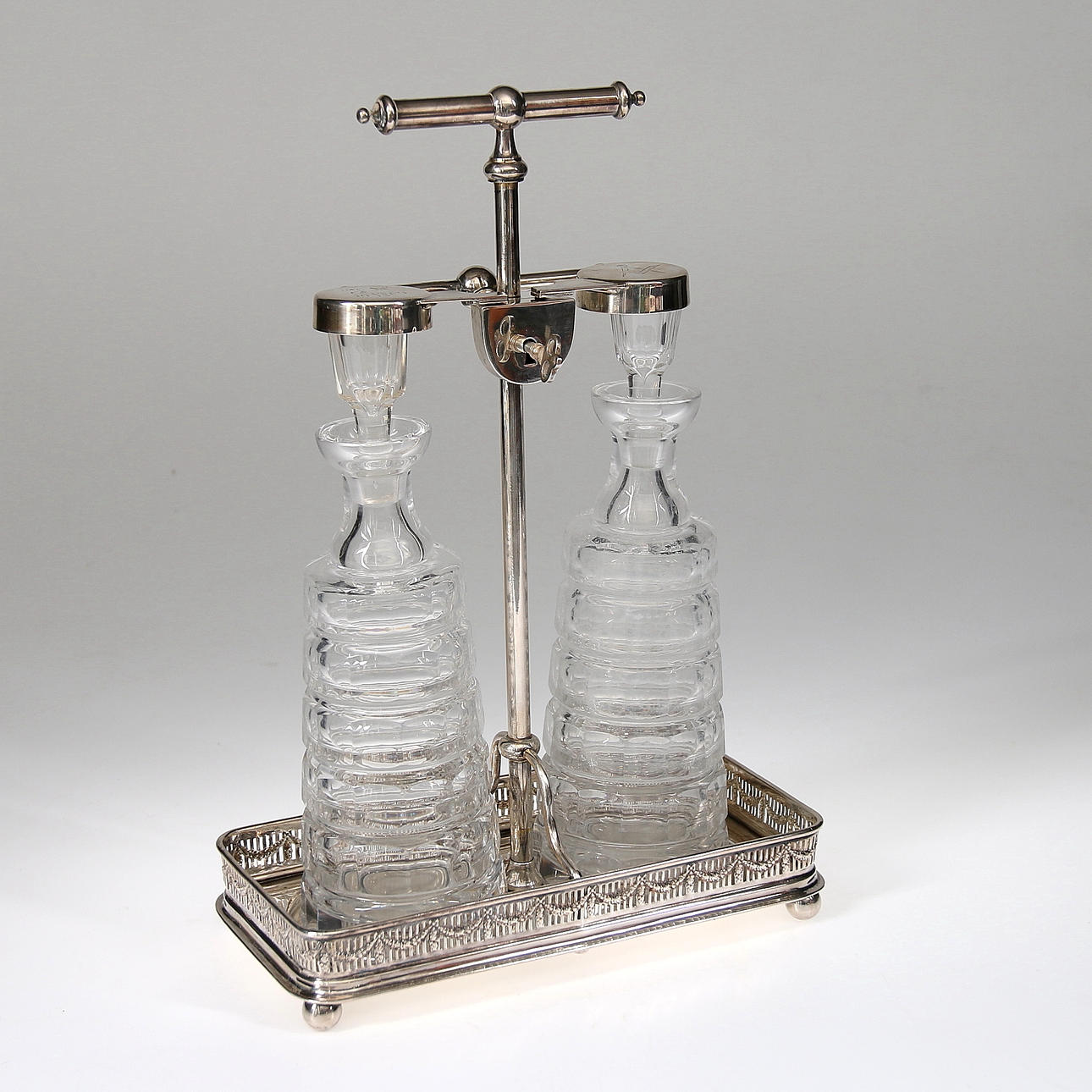 TANTALUS, Frimurarproveniens, nysilver och glas, 1900-tal.