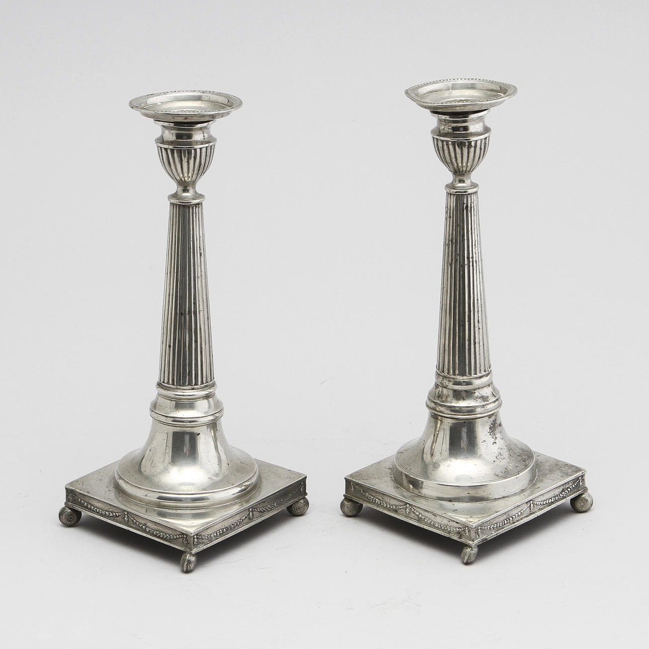 LJUSSTAKAR, 2 st, snarlika, tenn, sengustavianska, Pehr Johan Mattsson (1808-1838), Mariestad.