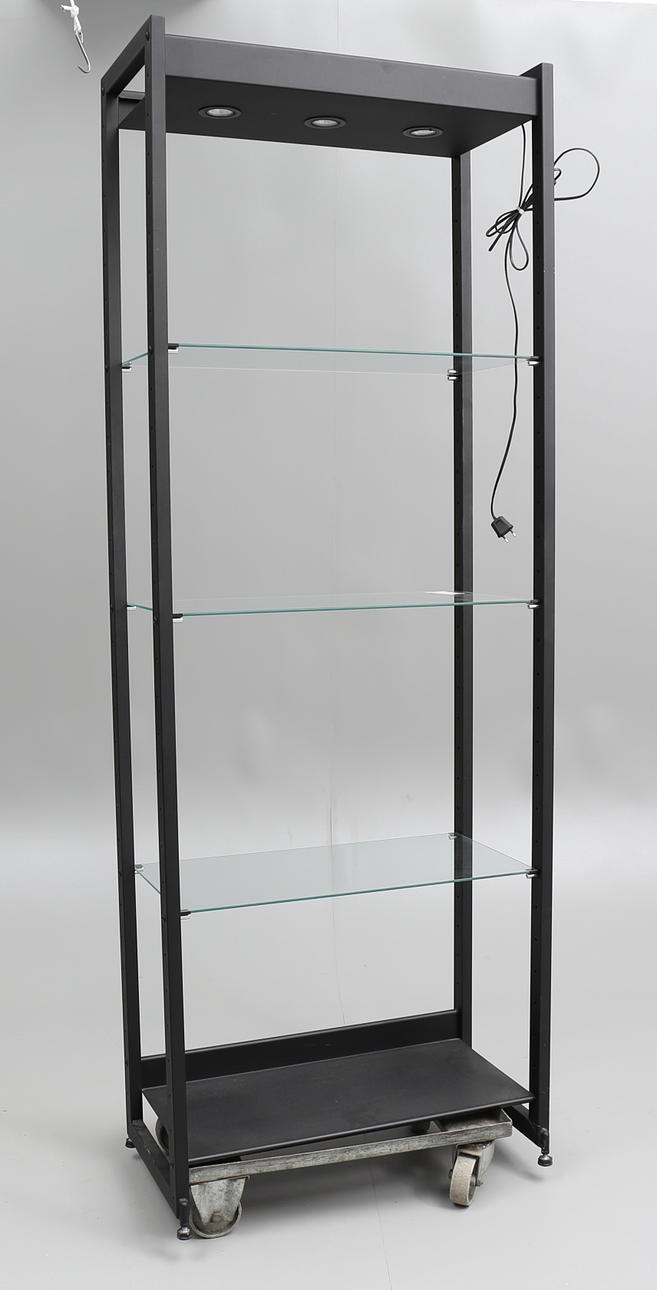 VITRINHYLLA, 1900/2000-tal.