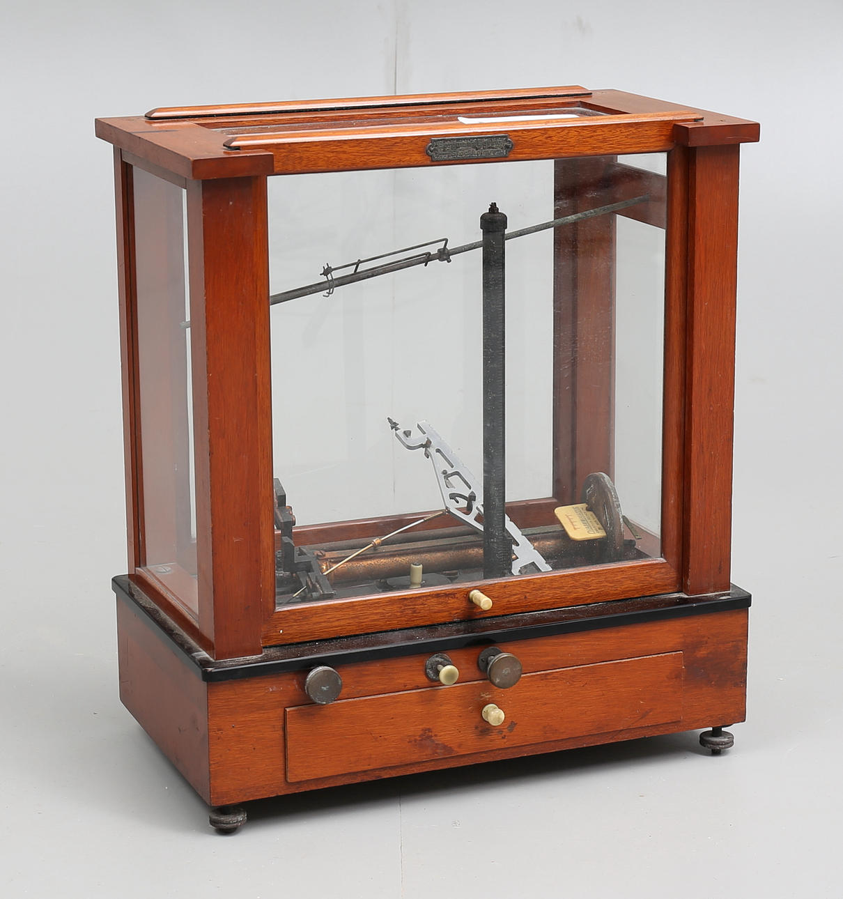 APPARATSKÅP, Usa, 18-1900-tal.