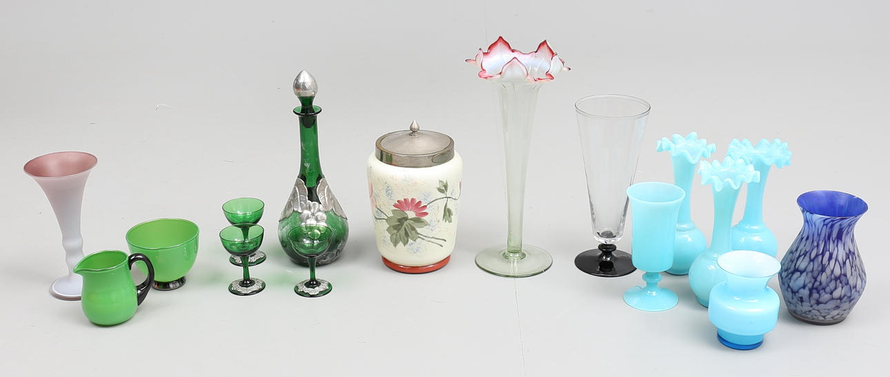 PARTI GLASFÖREMÅL, 18-1900-tal, ca 16 delar.