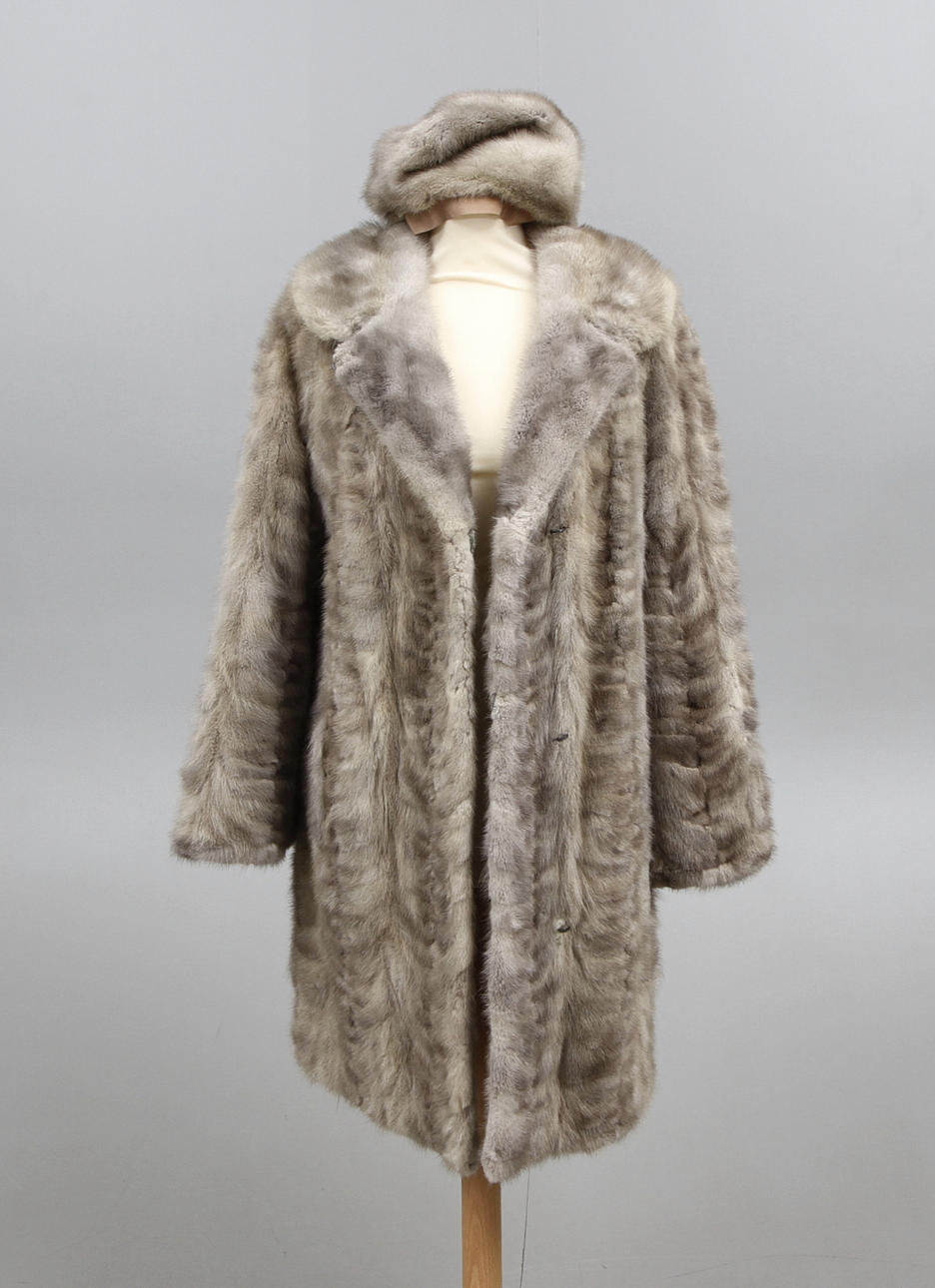 PÄLSAR samt MÖSSOR, Ljus päls samt mocka, ca. storlek 36/38, 1900-tal.