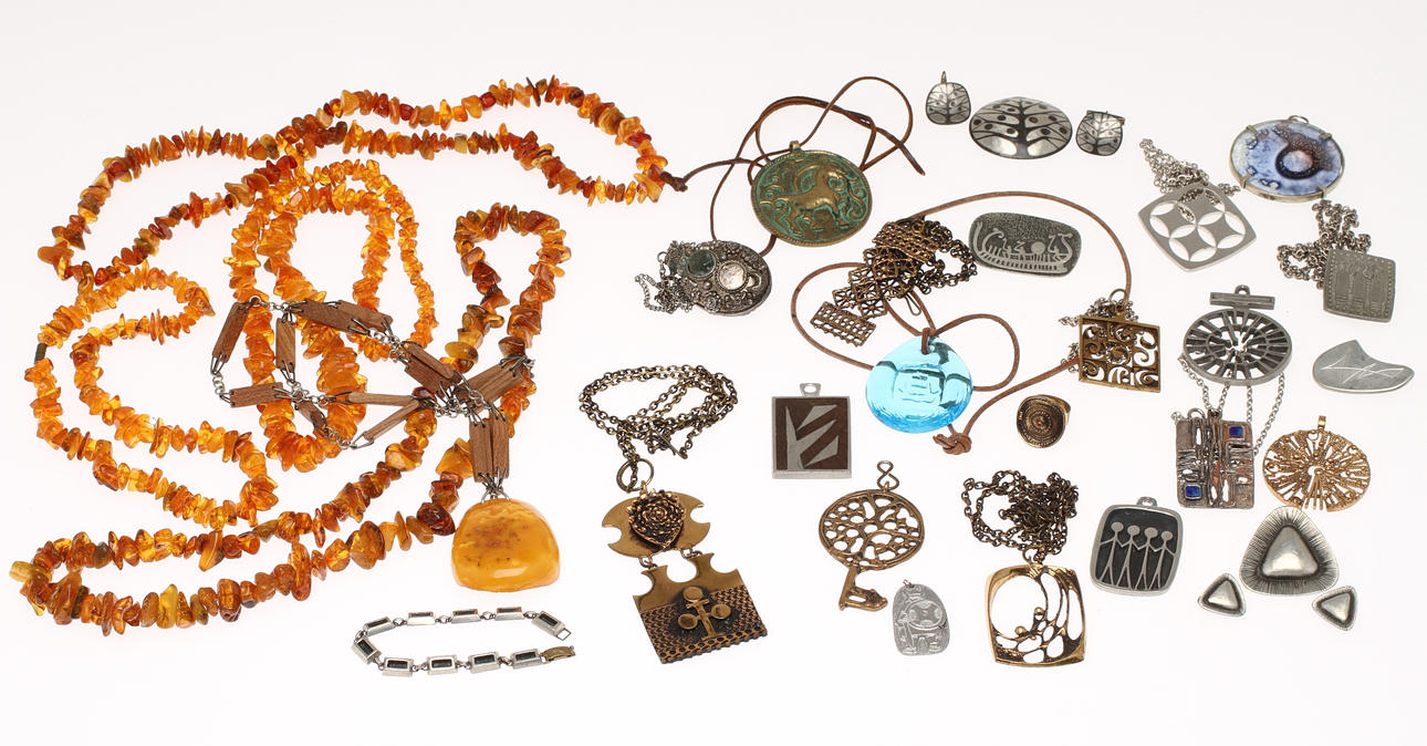 PARTI BIJOUTERIER, bland annat halsband, mässing, Pentti Sarpaneva.