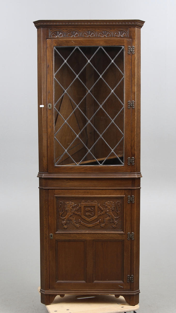 HÖRNSKÅP, Italien, 1900 tal.