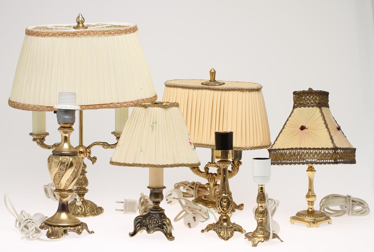 PARTI BORDSLAMPOR, 7 st, mässing, samt FÖNSTERLAMPOR, 1 par, med gröna glaskupor. 1900-tal.