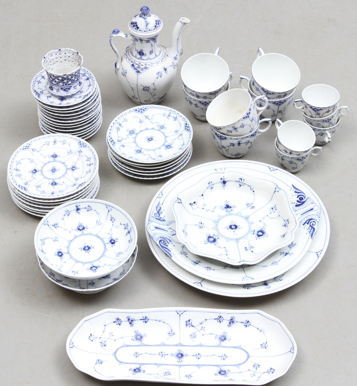 SERVISDELAR, ca 26 delar, Musselmalet Royal Copenhagen.