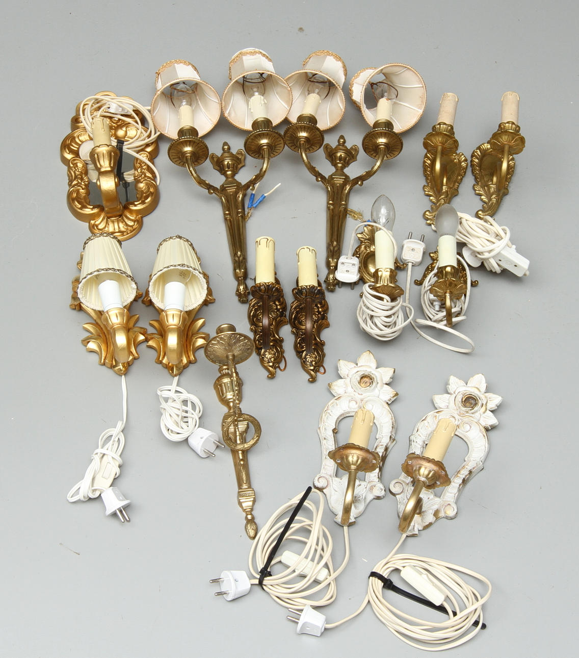 VÄGGLAMPETTER, 6 par samt 2 st udda, Bl a i mässing och trä m m. 1900-tal.