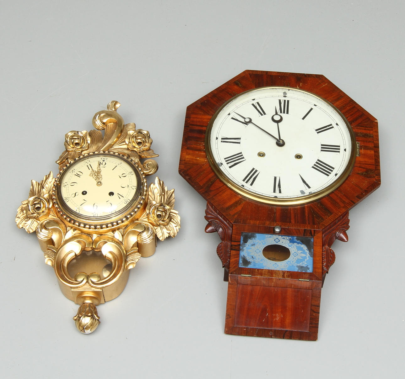 VÄGGUR, 2 st "Amerika klocka" samt väggpendyl, guldfärgad. 1900-tal.