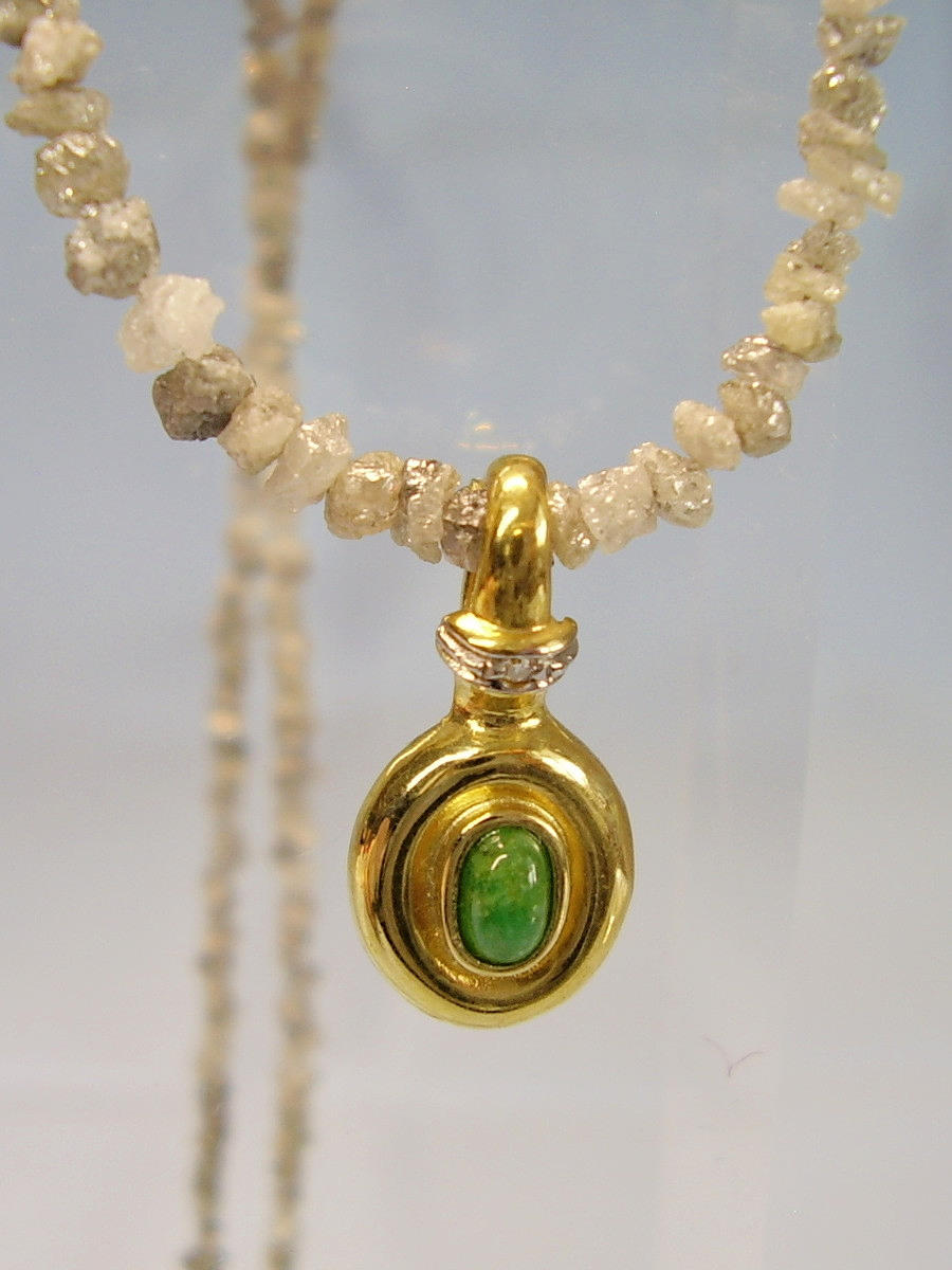 ROH-DIAMANT COLLIER + SMARAGD CLIP-ANHÄNGER.