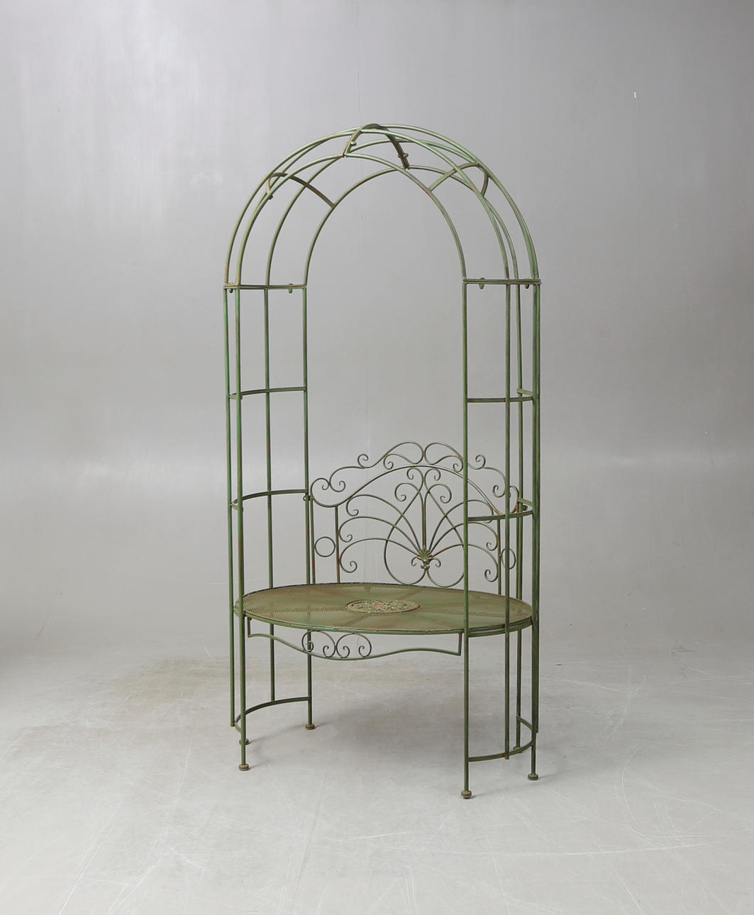 ROSENBÅGE MED BÄNK.