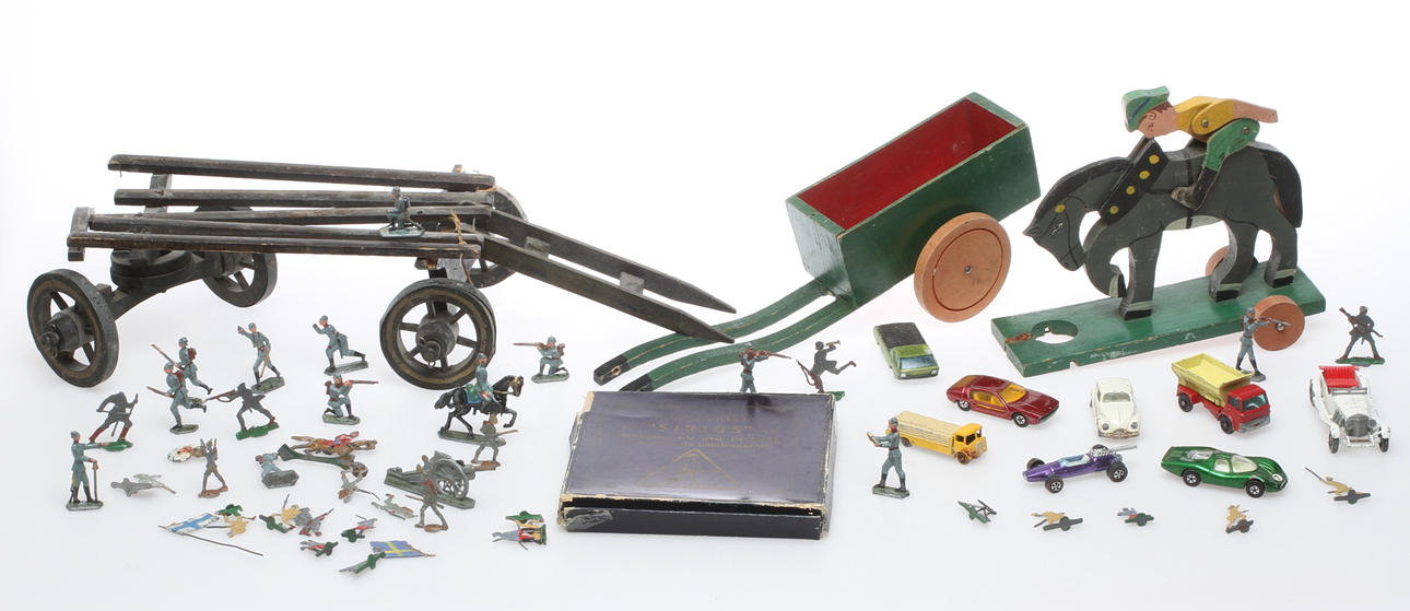 PARTI LEKSAKER bland annat GEMLA vagn i trä, tennsoldater, pussel, bilar.