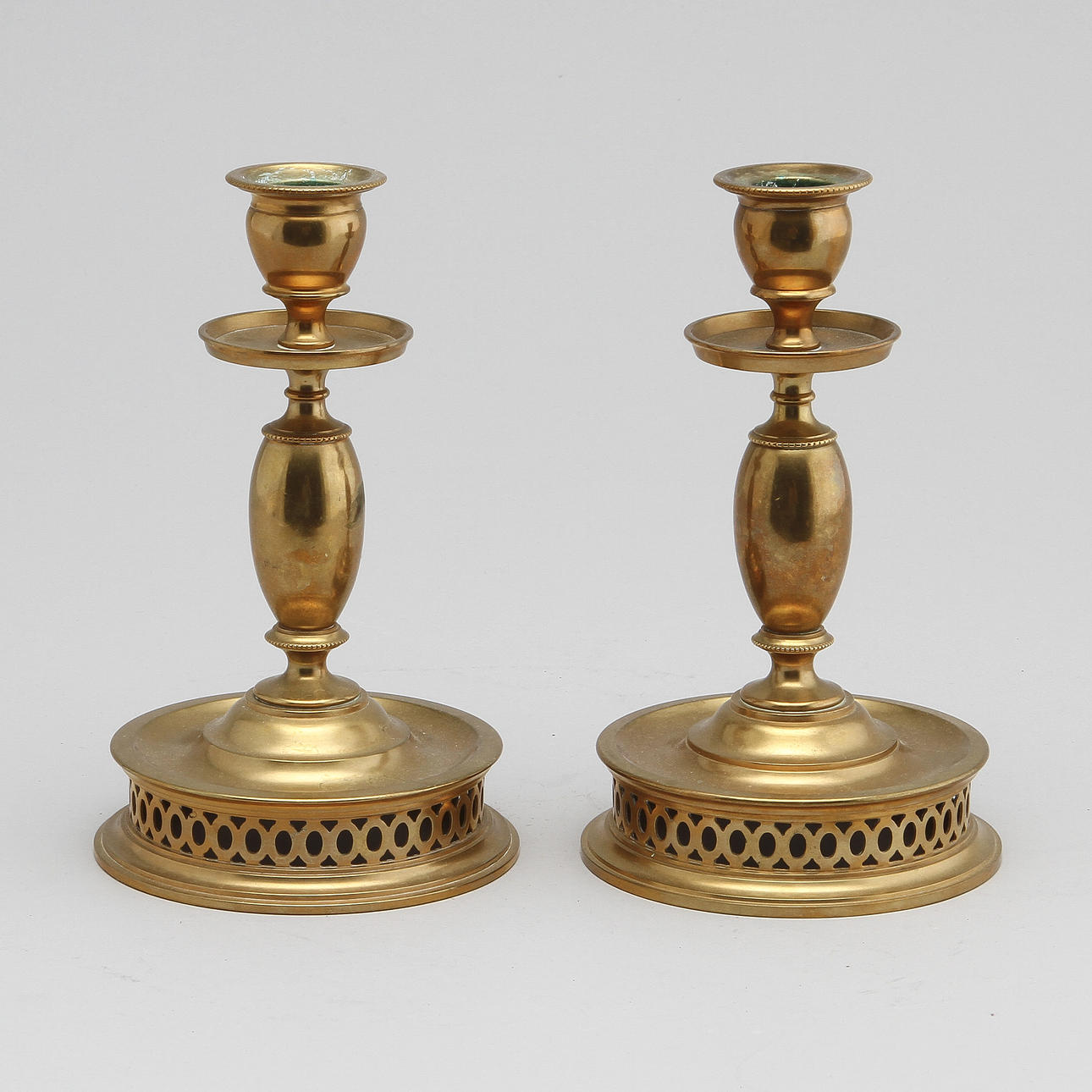 LJUSSTAKAR, ett par, mässing, Skultuna.