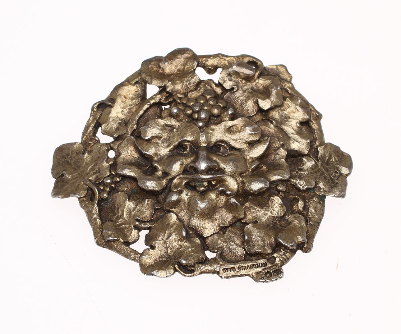 BROSCH, silver, i form av Bacchusansikte, Otto Strandman, Stockholm 1912.