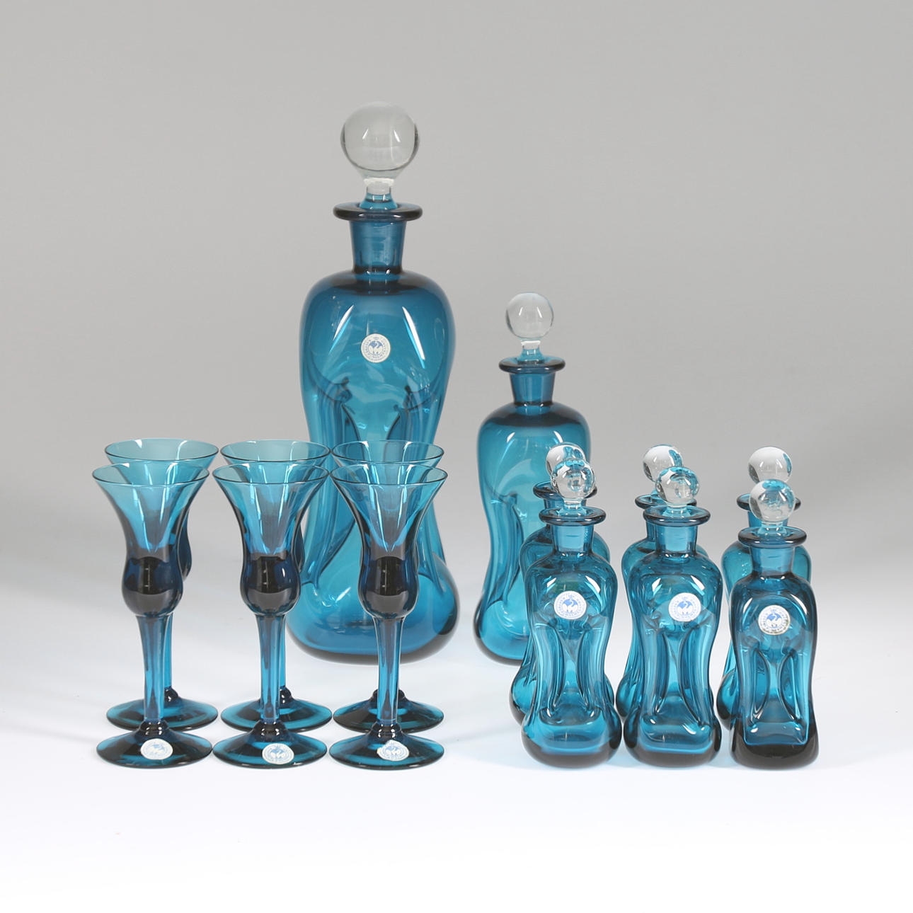 KLUCKFLASKOR och SNAPSGLAS, glas, 14 delar, Holmegaard.