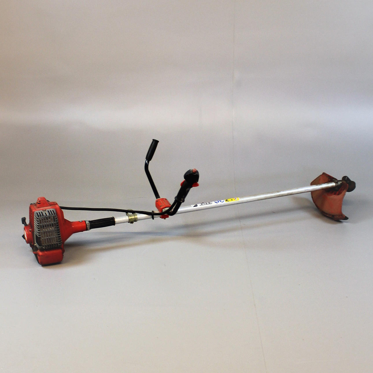 KIRKASAHA/TRIMMERI Efco malli 8420.