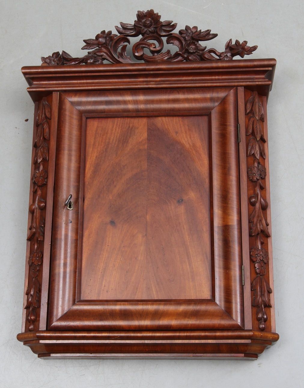 NYCKELSKÅP, 1800-tal, skuren blomsterdekor.