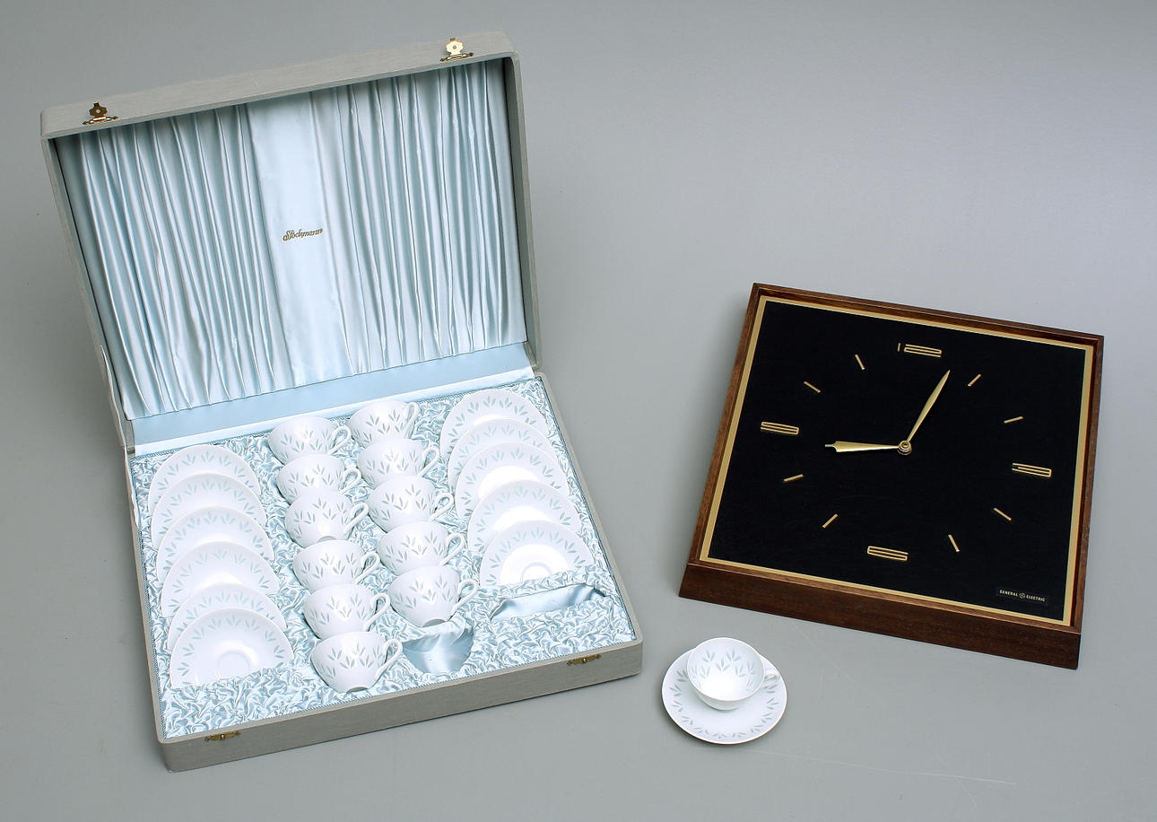 KAFFESEVIS, 24 delar, Stockman + VÄGGKLOCKA, General Electric.