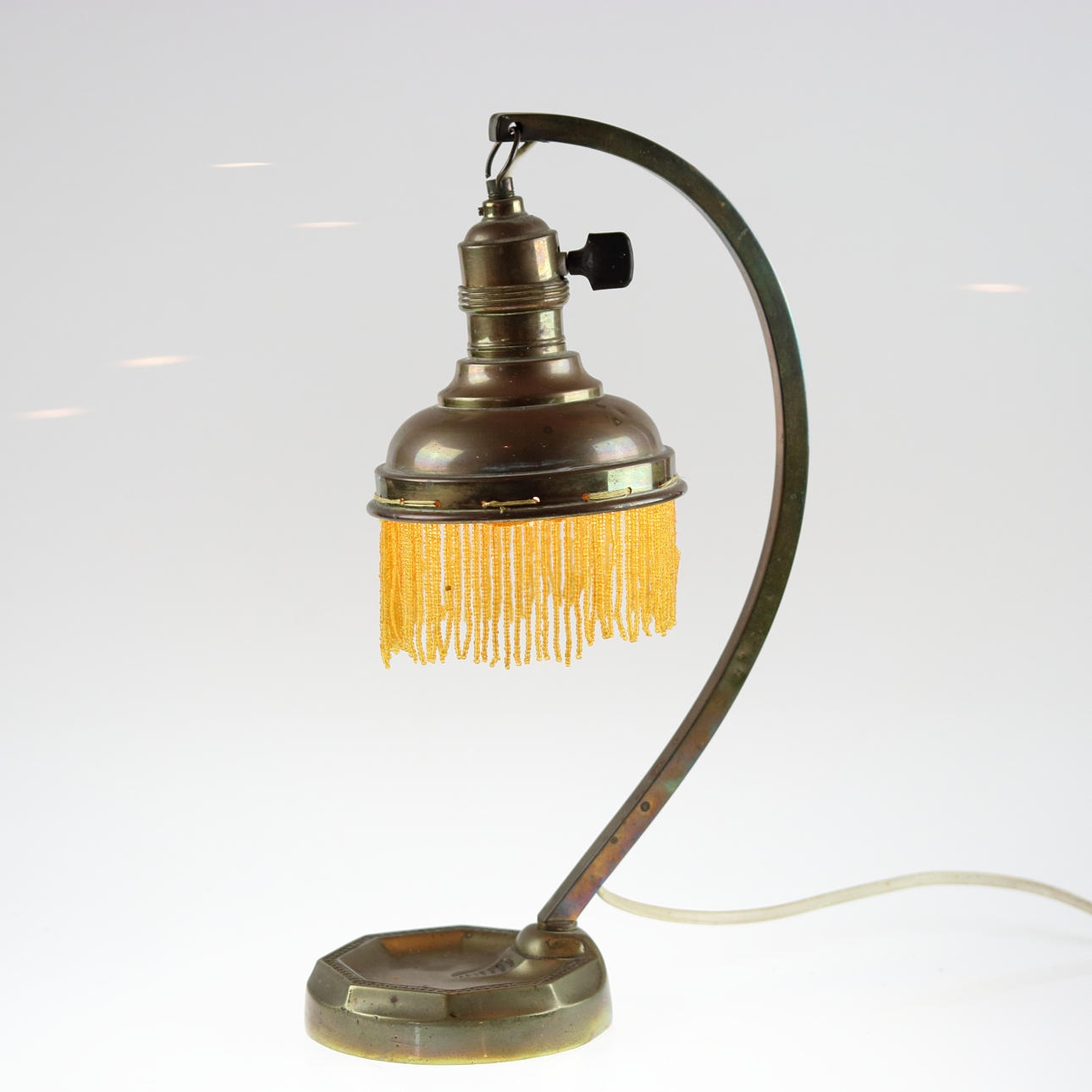 BORDSLAMPA, med fransar, mässing.