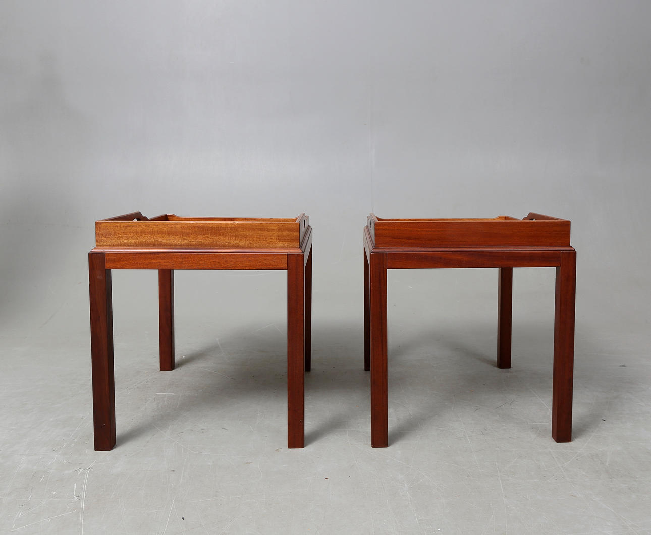 SIDEBOARD/TISCH, ein Paar.