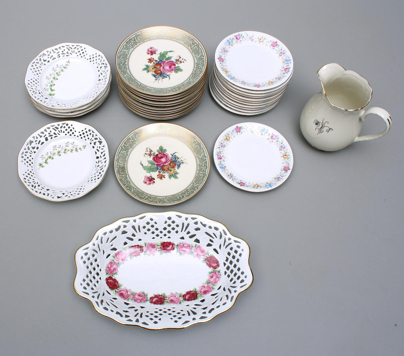 KERAMIKFÖREMÅL, 31 st, assietter + fat + kanna, bl a Hackefors.