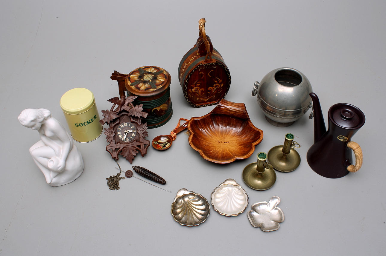 DIVERSE FÖREMÅL, gips, trä, tenn, keramik, nysilver, mässing.