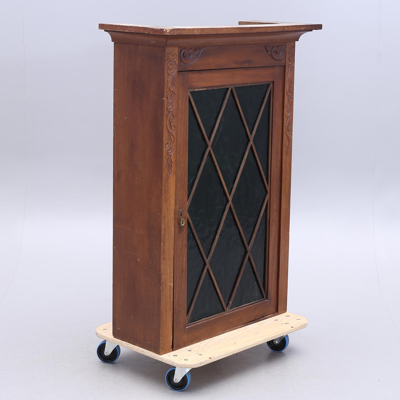 ÖVERSKÅP med vitrin, 1900-talets första hälft.