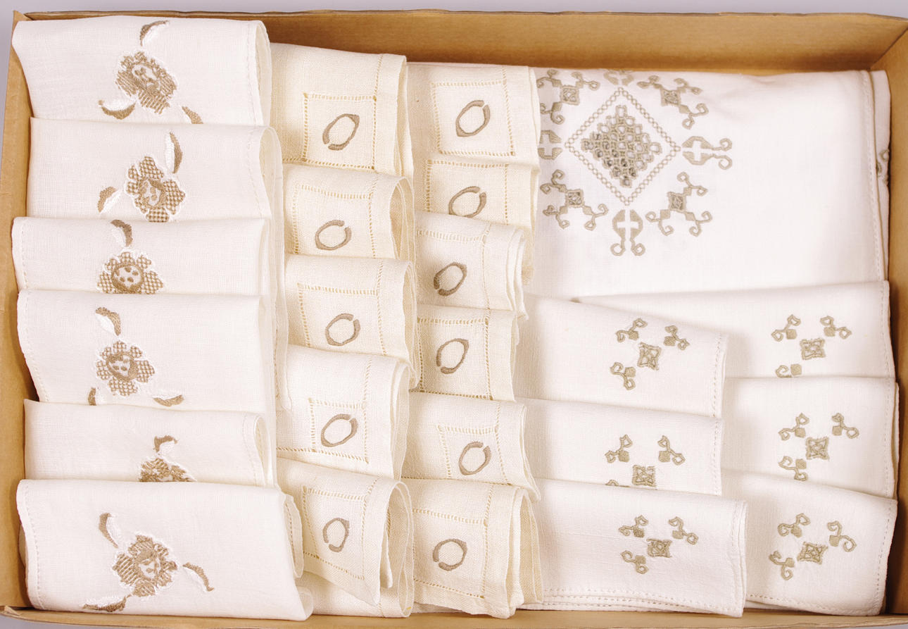 BRODERAD DUK OCH SERVETTER, 24 delar.