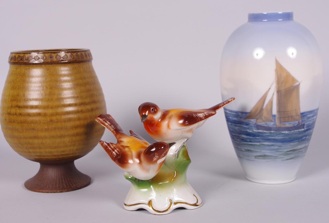 2 VASER SAMT PORSLINSFÅGEL, Gunnar Nylund Rörstrand, Royal Copenhagen.